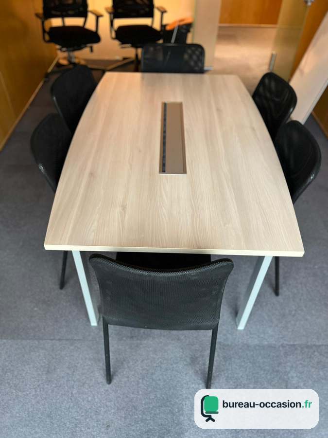Table de réunion tonneau d'occasion : bois clair, électrification