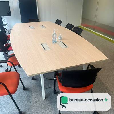 Table de réunion tonneau d'occasion chêne clair, pieds blancs, 12 pl.