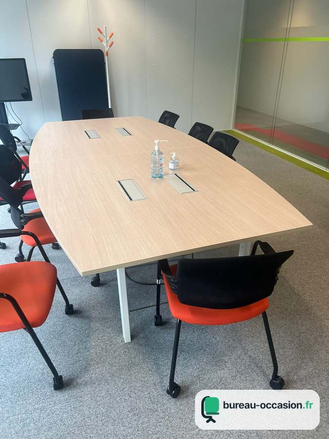 Table de réunion tonneau d'occasion chêne clair, pieds blancs, 12 pl.