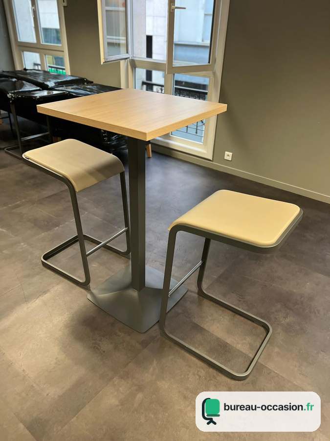 Table haute carrée d'occasion : bois clair et pied central gris