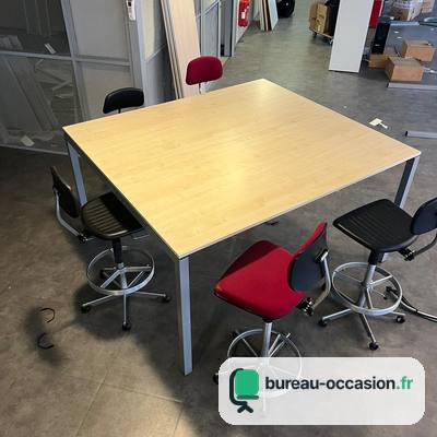 Table haute carrée d'occasion : plateau bois clair, structure grise