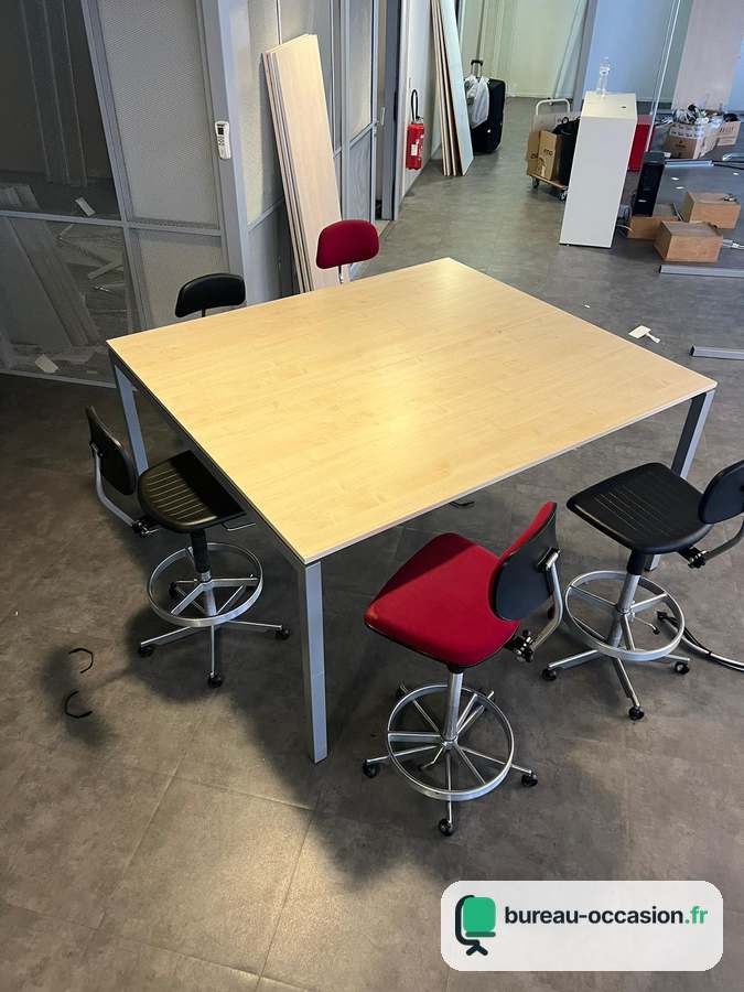 Table haute carrée d'occasion : plateau bois clair, structure grise