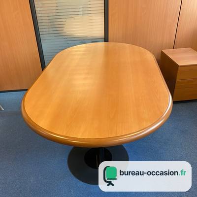 Table oblongue d'occasion en hêtre verni, pied noir : 4 à 6 places
