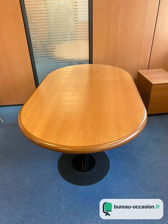 Table oblongue d'occasion en hêtre verni, pied noir : 4 à 6 places
