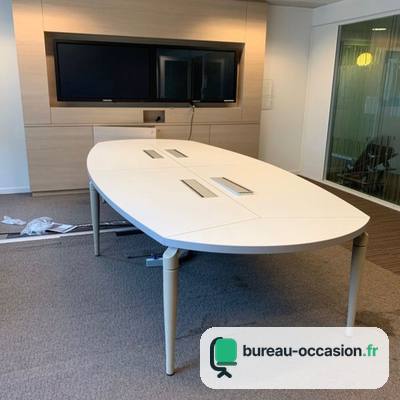 Table ovale d'occasion blanche pour 8 avec trappes de connexion