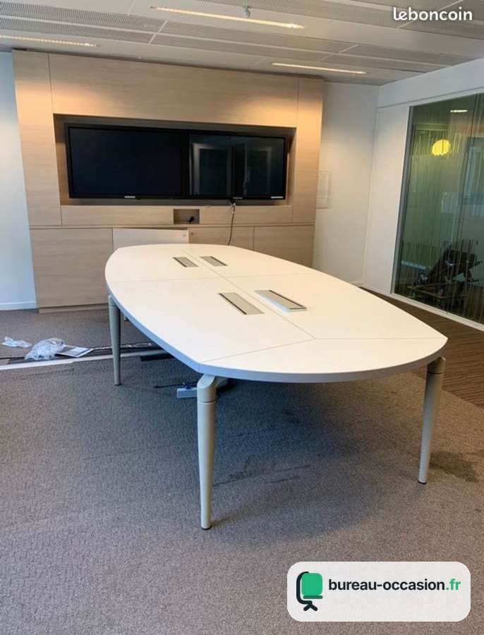 Table ovale d'occasion blanche pour 8 avec trappes de connexion
