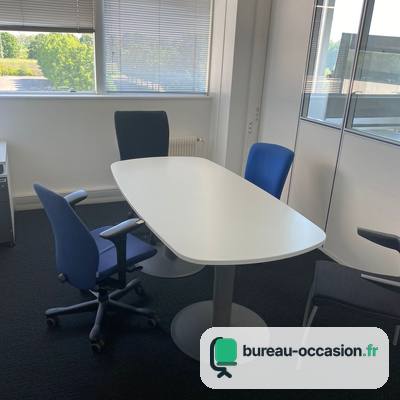 Table ovale d'occasion blanche sur pied central : 4 à 6 places