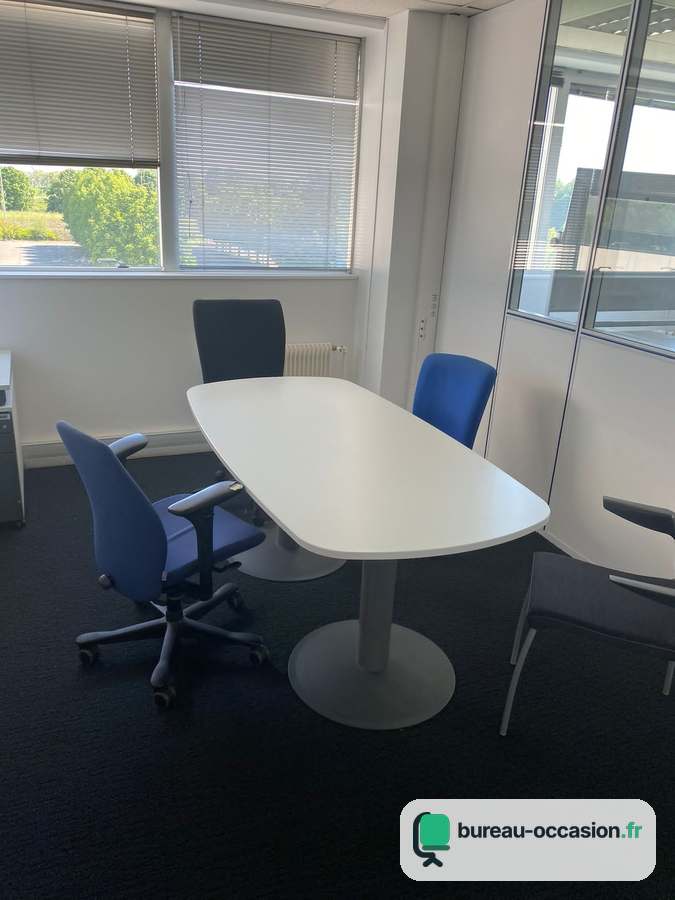 Table ovale d'occasion blanche sur pied central : 4 à 6 places
