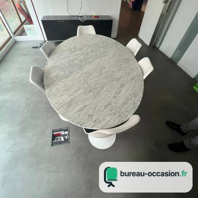 Table ovale d'occasion effet marbre gris, pied tulipe blanc