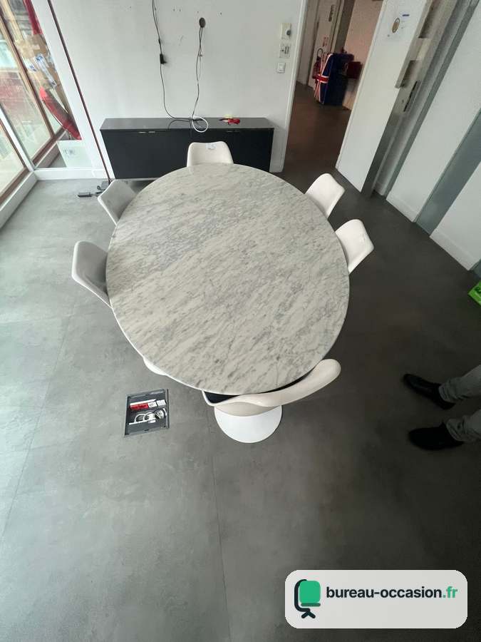 Table ovale d'occasion effet marbre gris, pied tulipe blanc