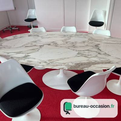 Table ovale d'occasion effet marbre : pied tulipe blanc, 8 à 10 places