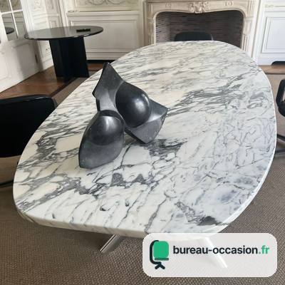 Table ovale d'occasion en marbre blanc veiné, piètement étoile