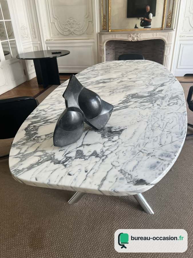 Table ovale d'occasion en marbre blanc veiné, piètement étoile