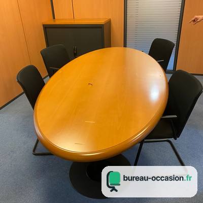 Table ovale d'occasion hêtre verni sur pied noir : 4 à 6 places