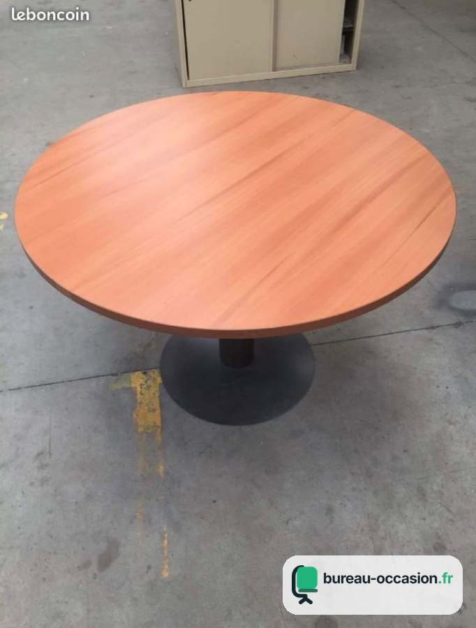 Table ronde d'occasion merisier pour 4, pied central noir