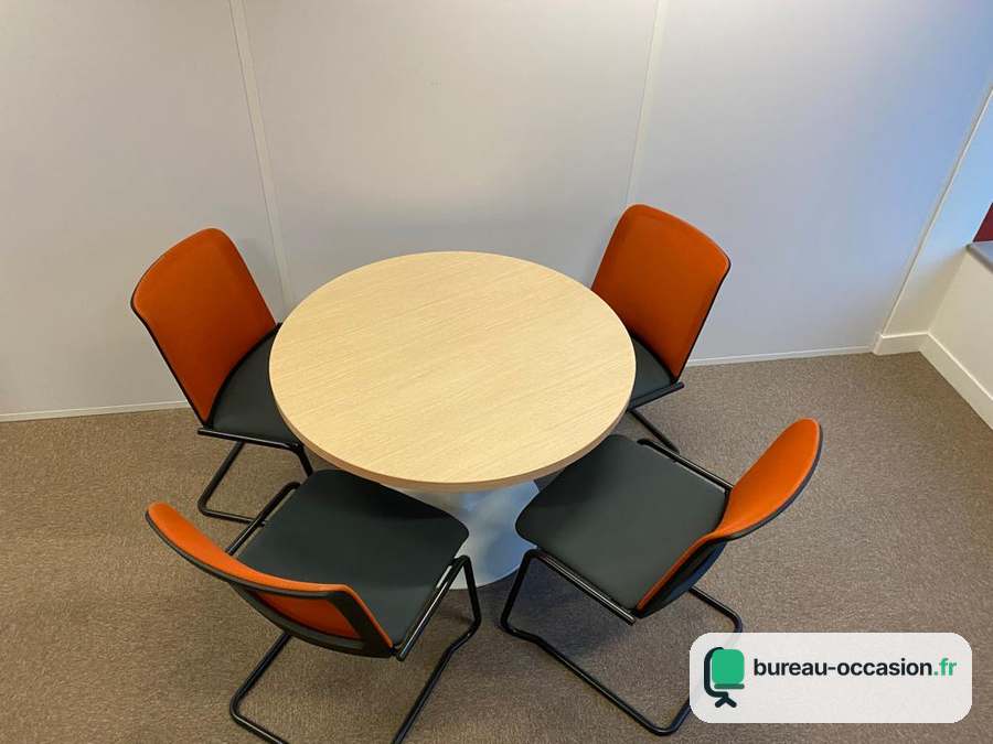 Table ronde d'occasion plateau érable : pied central blanc, 4 places