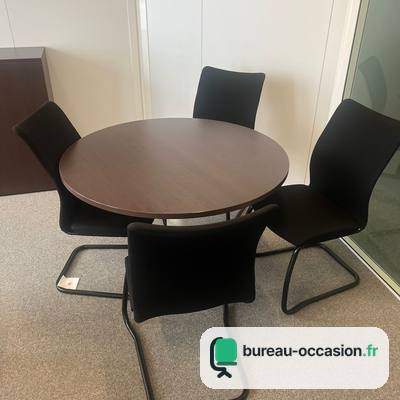 Table ronde d'occasion ton bois foncé sur pied central, 4 places