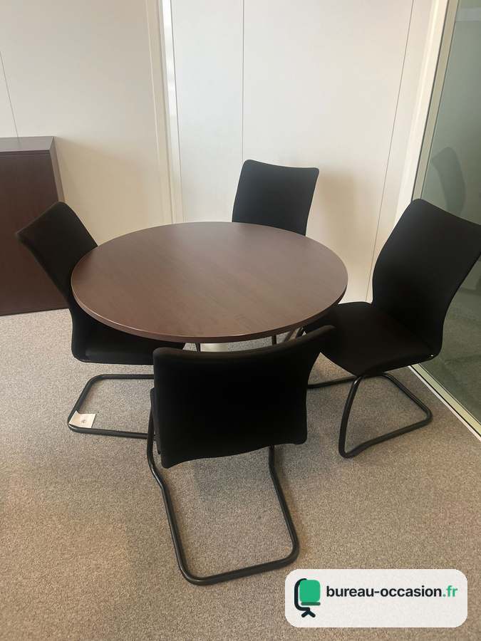 Table ronde d'occasion ton bois foncé sur pied central, 4 places