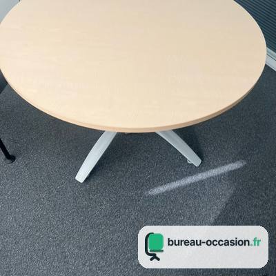 Table ronde d'occasion ton érable sur piètement croix blanc, 4 pl.