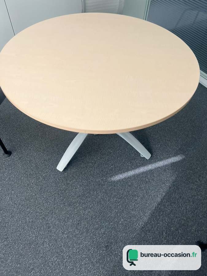 Table ronde d'occasion ton érable sur piètement croix blanc, 4 pl.