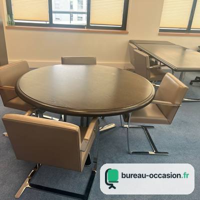 Table ronde de réunion d'occasion en bois foncé, pied central, 4 pl.
