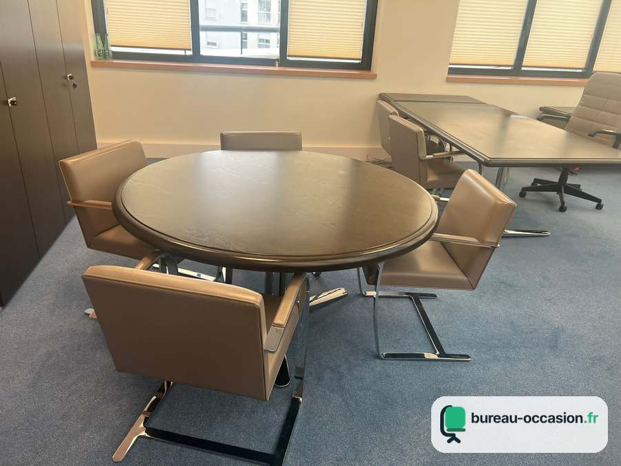 Table ronde de réunion d'occasion en bois foncé, pied central, 4 pl.