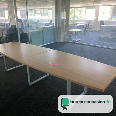 Table tonneau d'occasion chêne sur pieds cadre blancs : 10 places