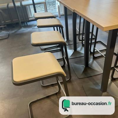 Tabouret de bar d'occasion : simili beige et luge métal noir
