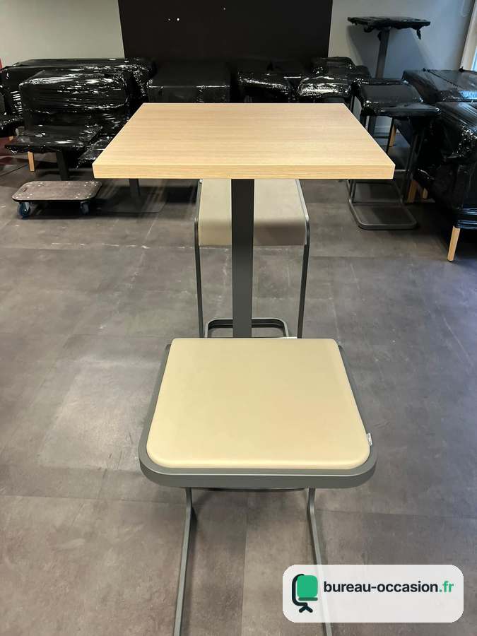 Tabouret haut d'occasion piètement luge : assise beige rembourrée